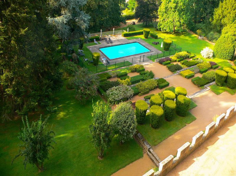 Chateau De Busset Hotel 3*